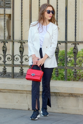 欧美街拍时尚白色西装戴墨镜美女图片